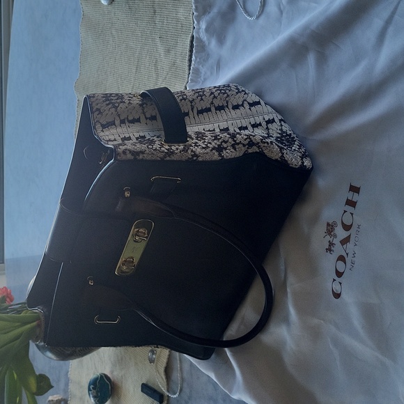 COACH black bag magnetical strap. - Picture 3 of 3